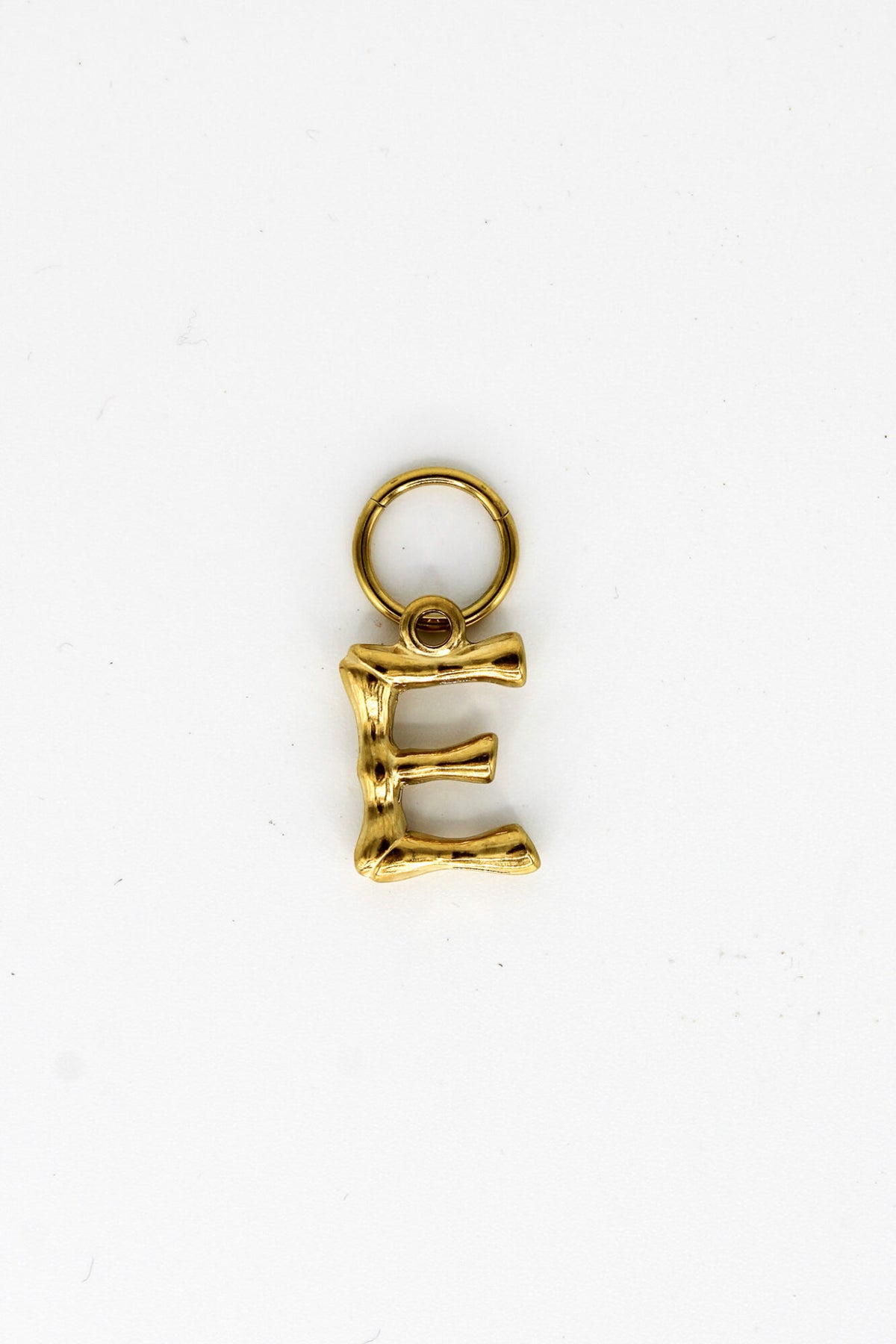 Label Kiki - letter E big charm gold