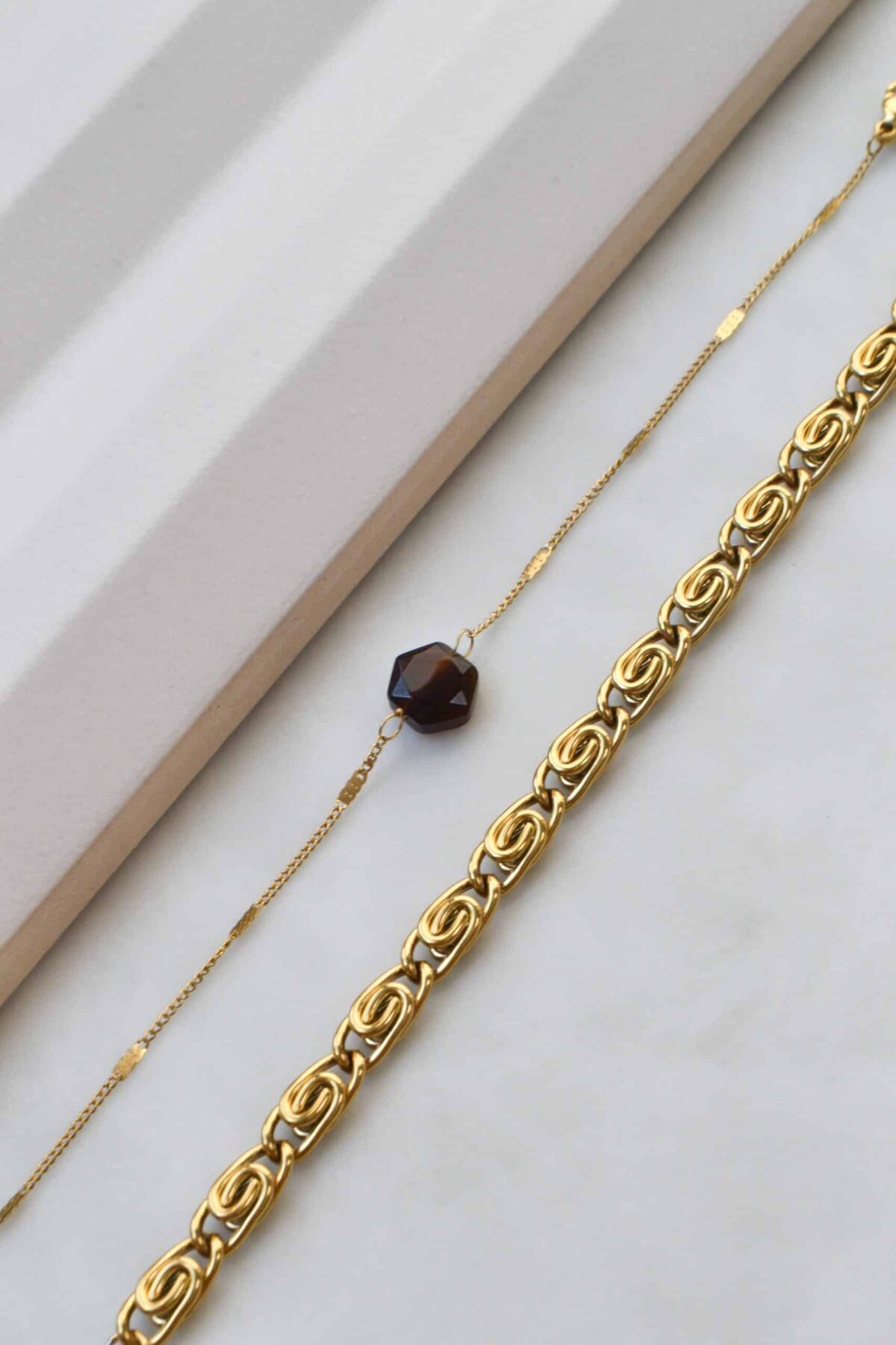 Label Kiki - black hexagon bracelet gold