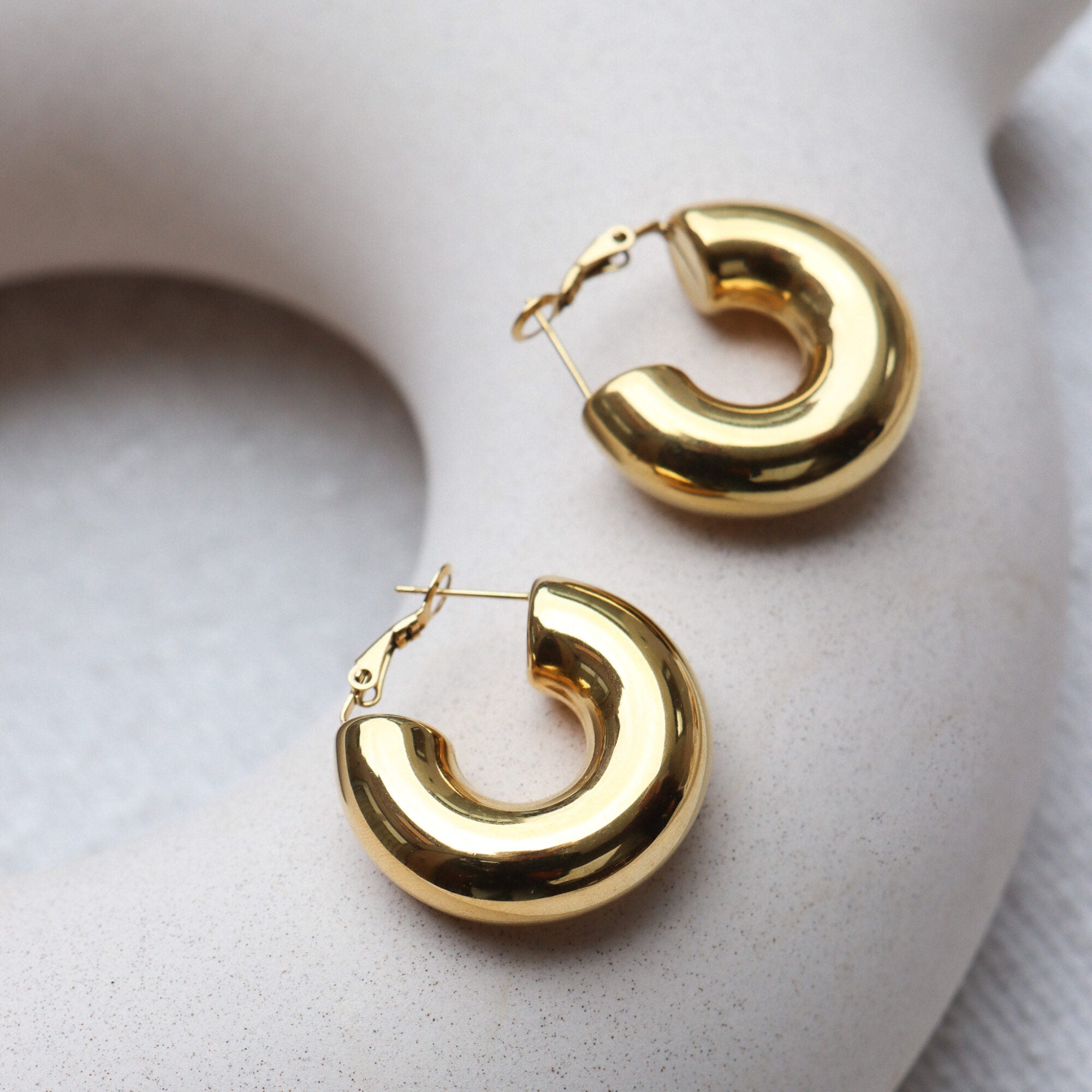 Label Kiki - perfect statement hoop gold