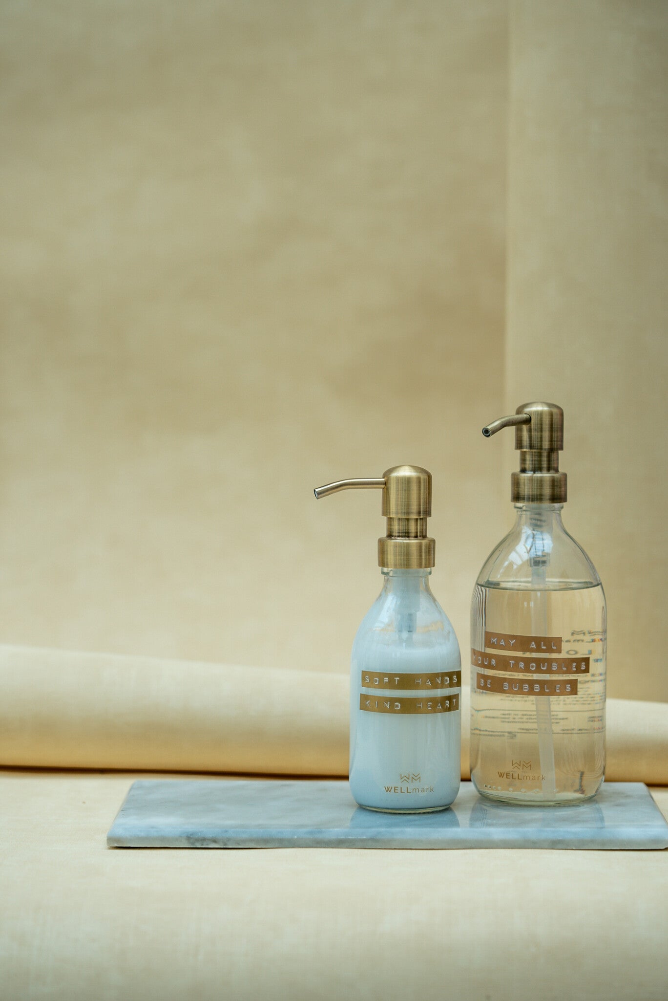Wellmark - hand soap transparant/brass fresh linen bronze 250ml - bubbles of joy
