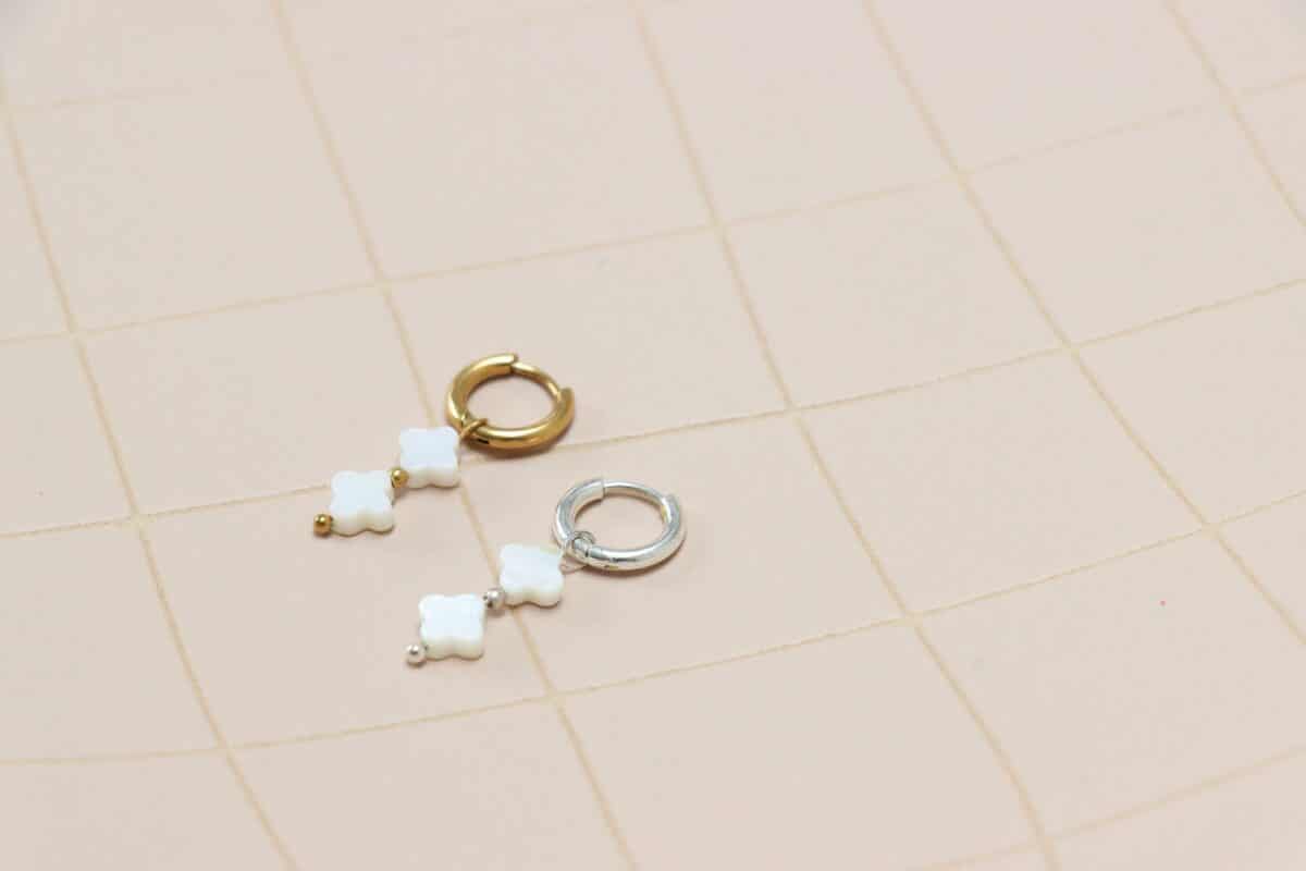 Label Kiki - white clover hoop silver