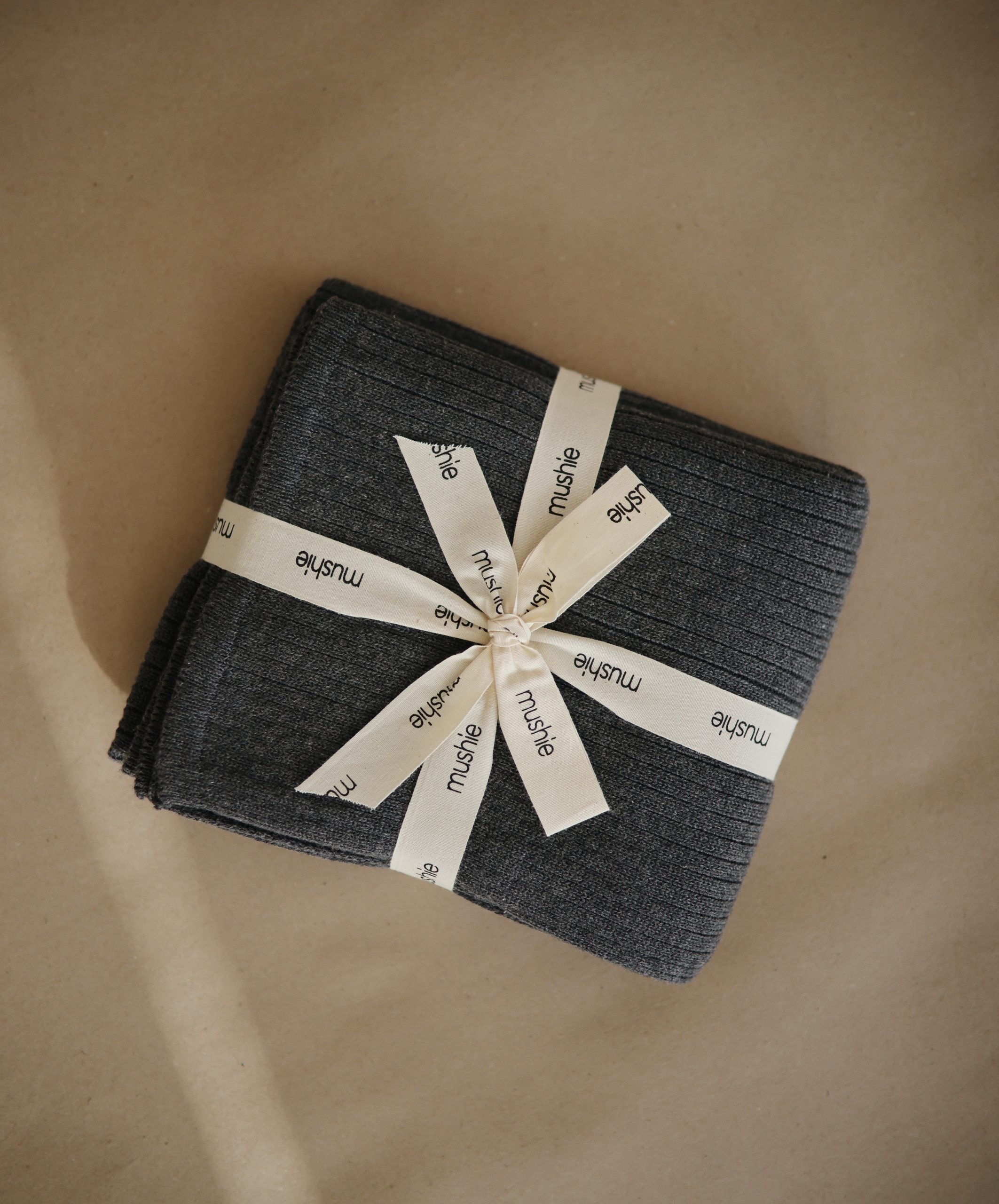 Mushie - deken - ribbed darkgray melange
