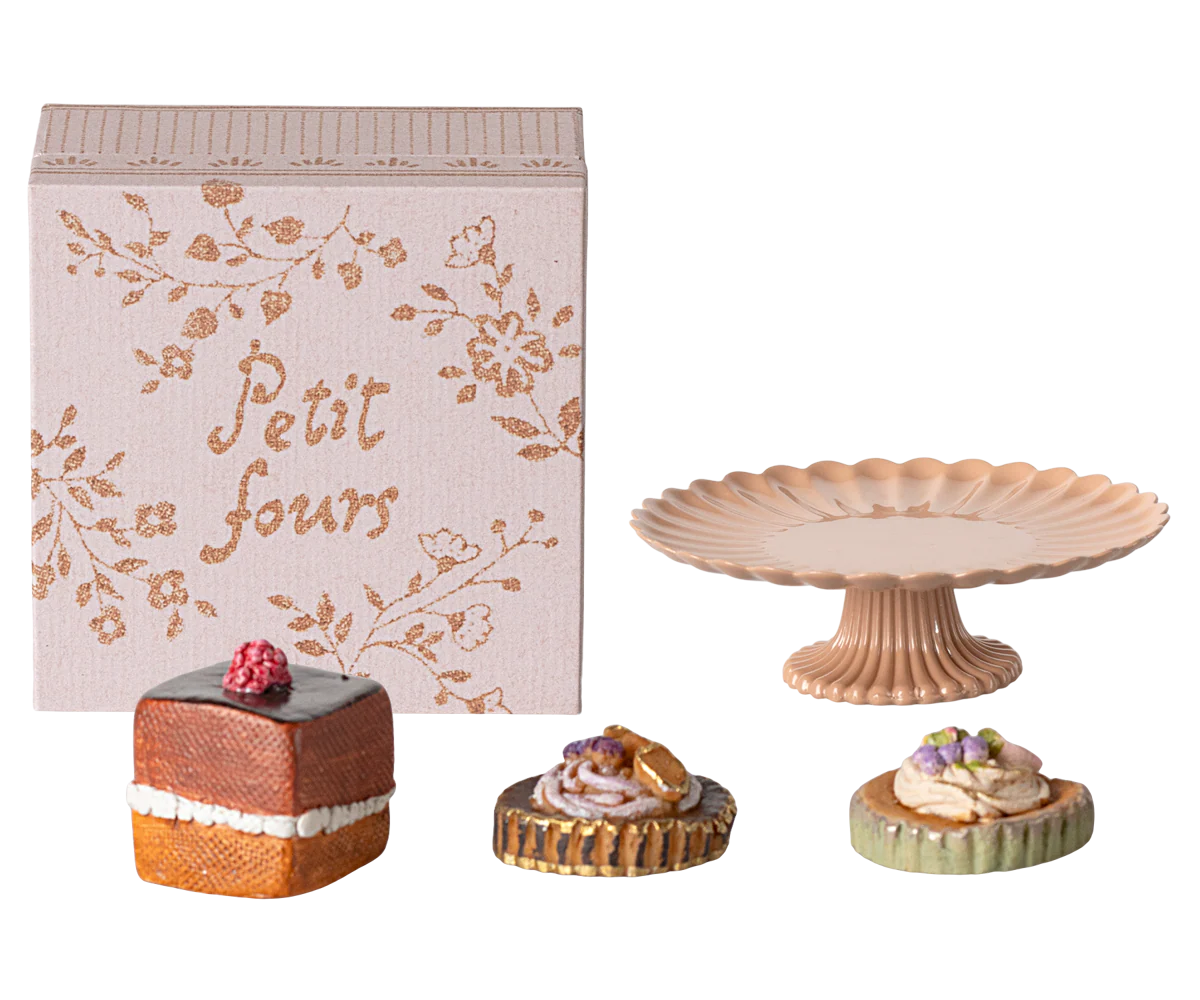 Maileg - cakes and cakestand