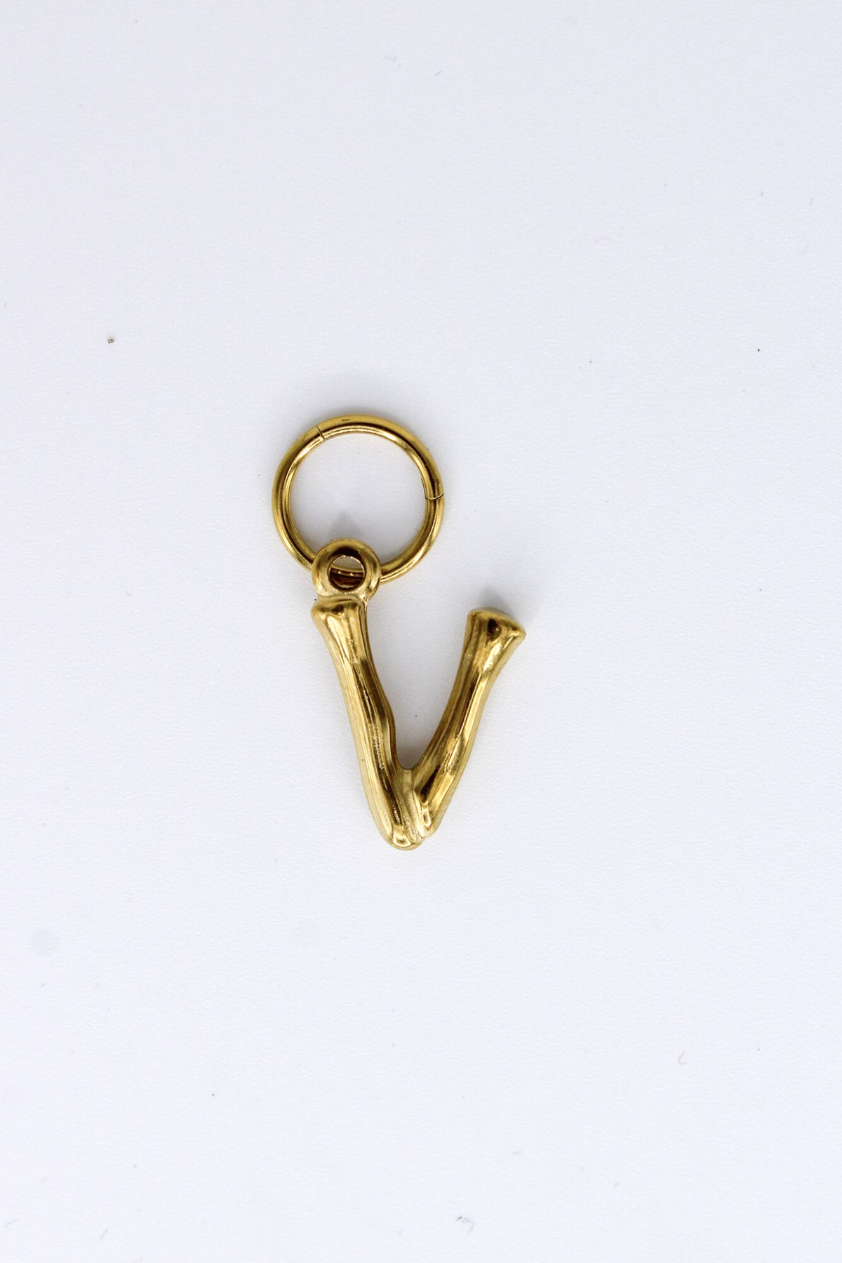 Label Kiki - letter V big charm gold