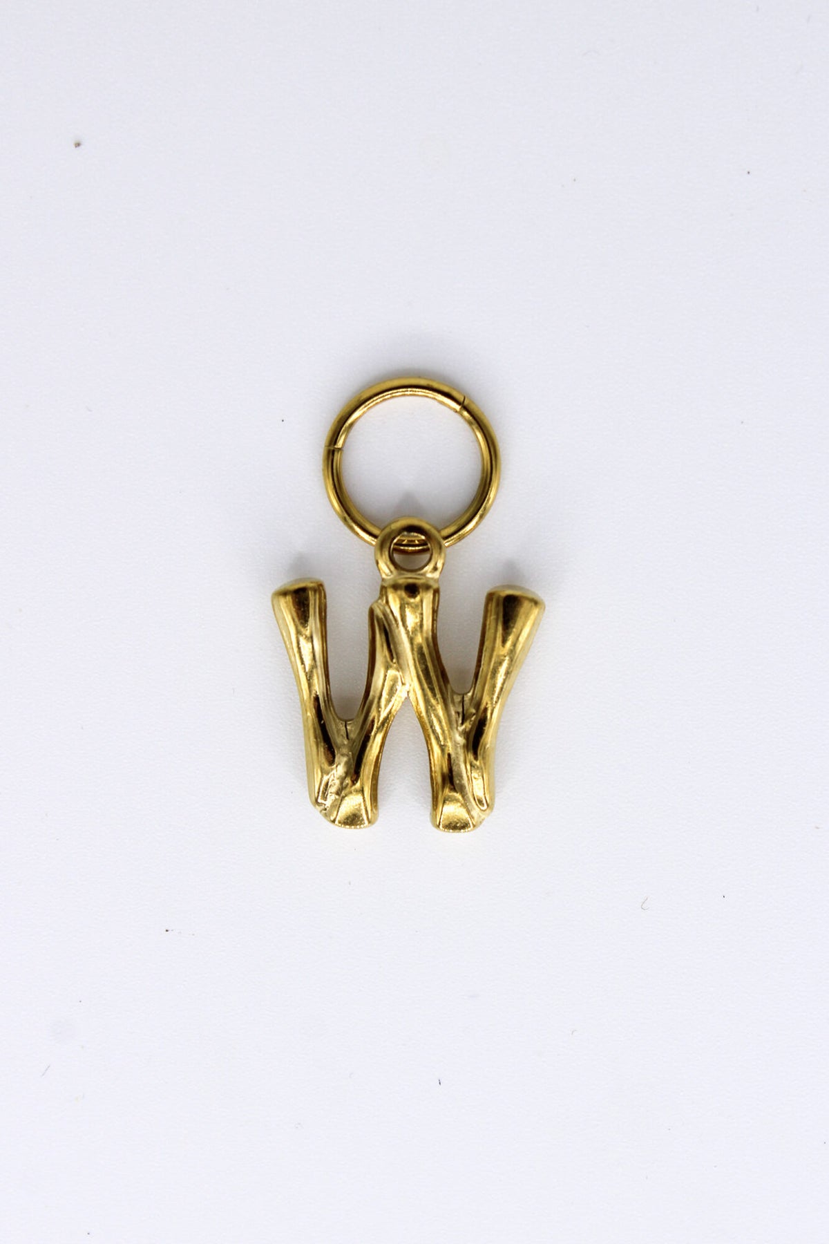 Label Kiki - letter W big charm gold