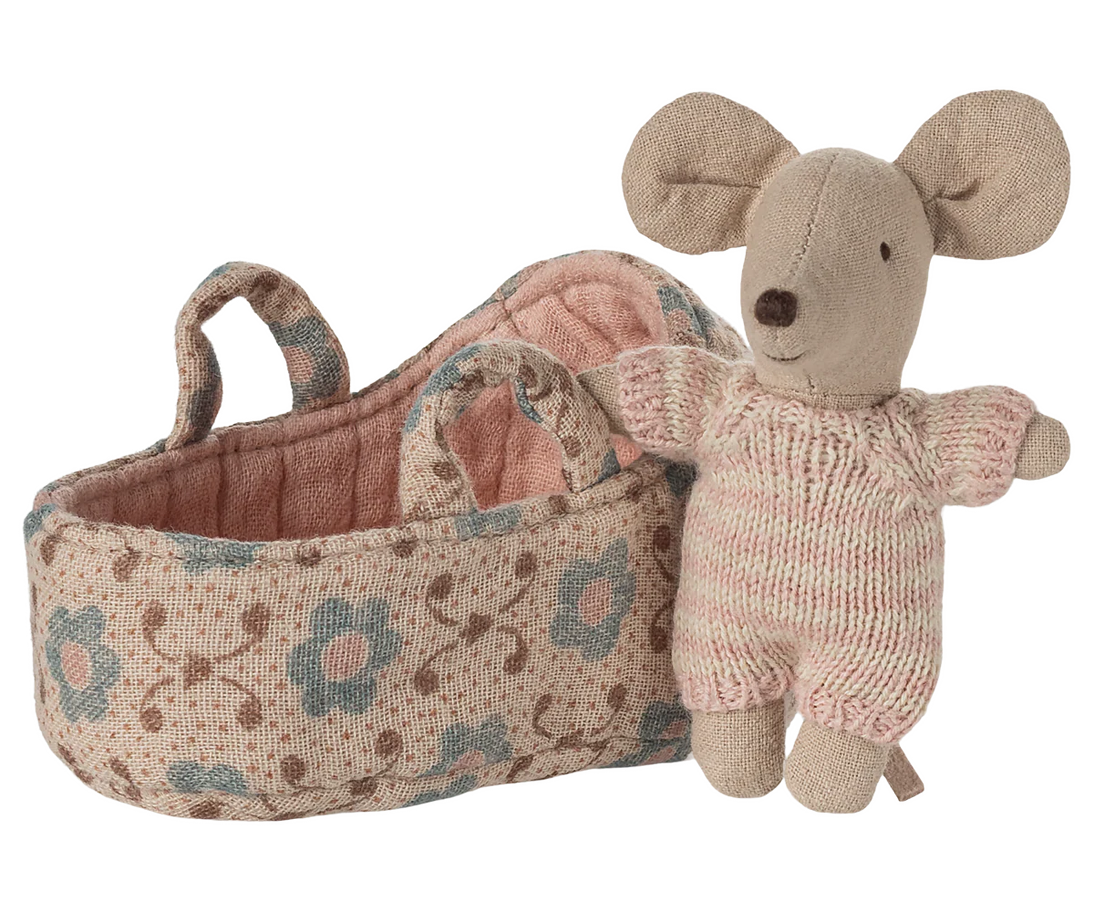 Maileg - baby muis in draagmand