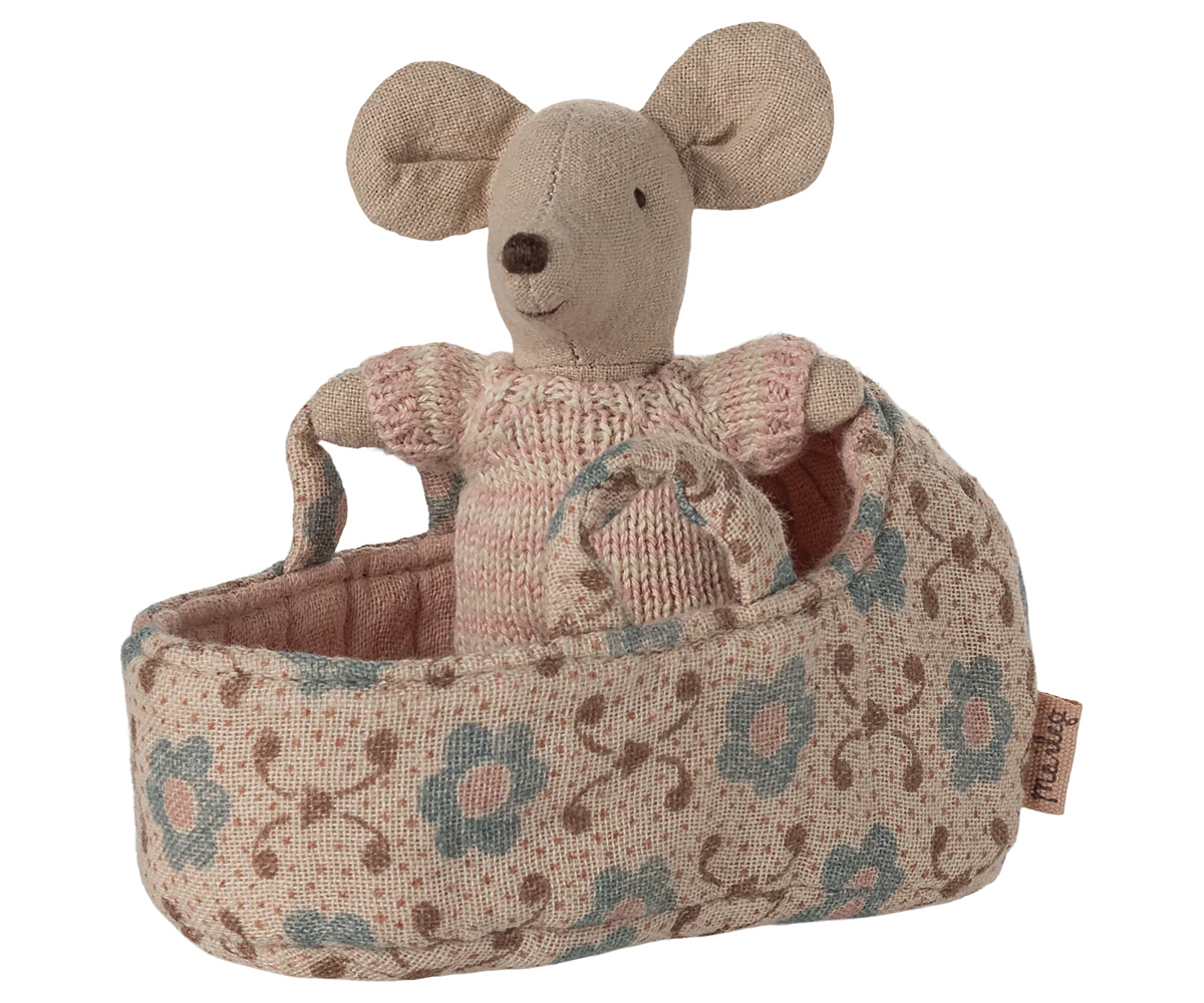 Maileg - baby muis in draagmand