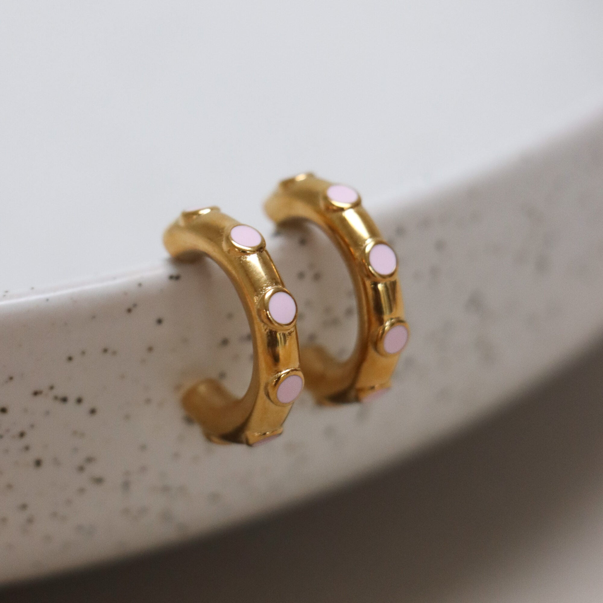 Label Kiki - pink loop hoop gold