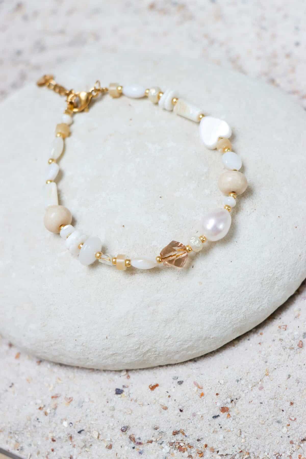 Label Kiki - white beach bracelet gold